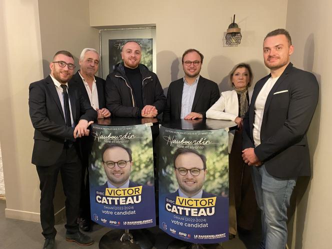 Victor Catteau, lors de l’annonce de sa candidature en novembre 2025, avec plusieurs de ses colistiers et de ses soutiens dont Matthieu Valet, candidat RN à la mairie de Lille (à sa droite).