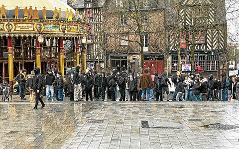 Une petite centaine de manifestants d’extrême gauche se sont rassemblés à 11 h place Sainte-Anne, en parallèle du mouvement Alliance Police.