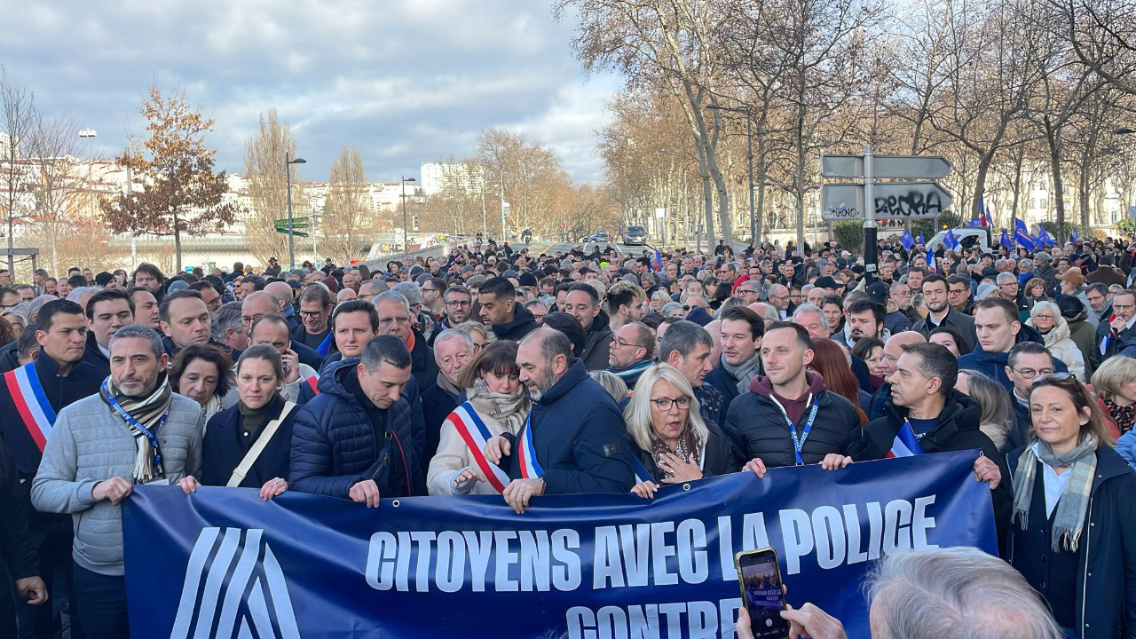 environ 1500 personnes défilent avec la police à l'appel d'Alliance, plusieurs élus et candidats présents dans le cortège