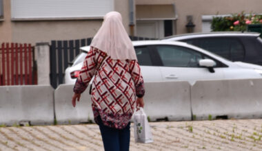 Une employée injustement licenciée pour son voile ? Une association d’aide aux réfugiés doit rendre des comptes à la justice lyonnaise