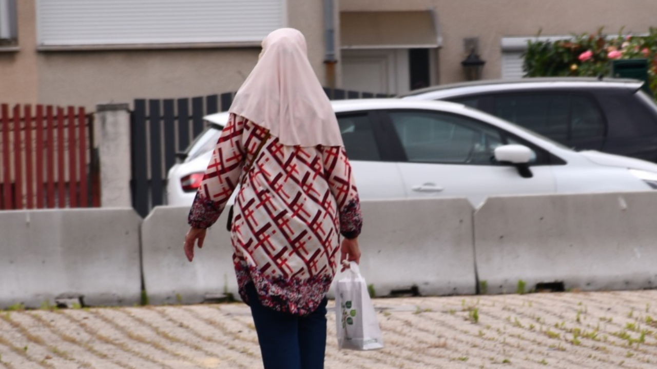 Une employée injustement licenciée pour son voile ? Une association d’aide aux réfugiés doit rendre des comptes à la justice lyonnaise