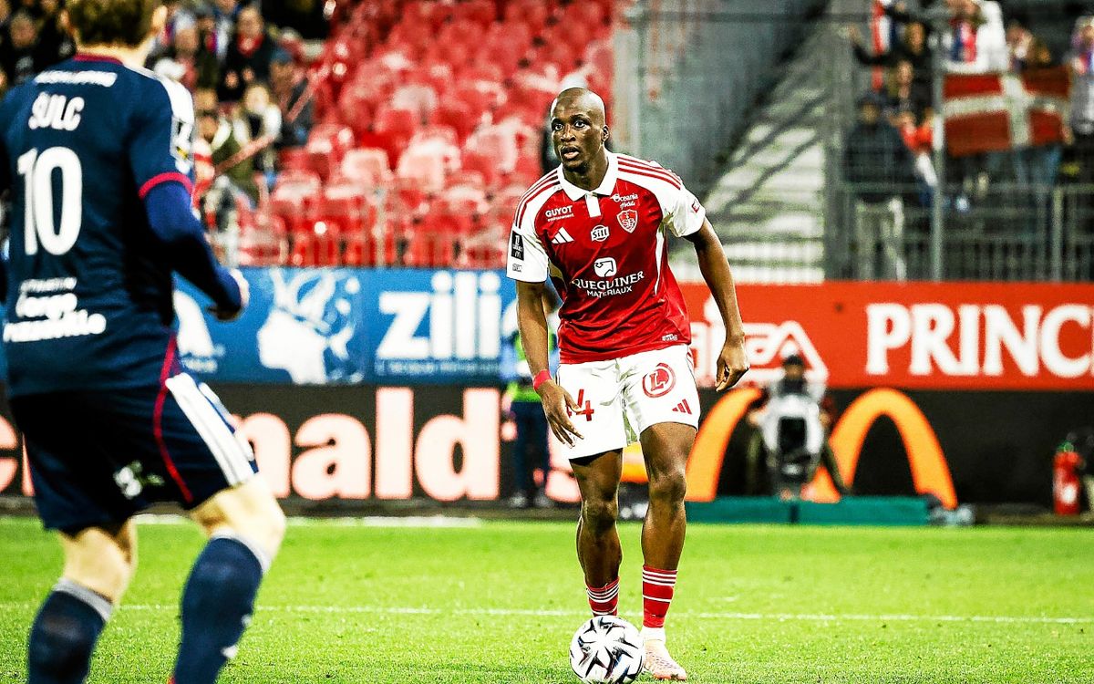 Nice - Brest : le défenseur Soumaïla Coulibaly, touché à la cuisse, sorti sur blessure