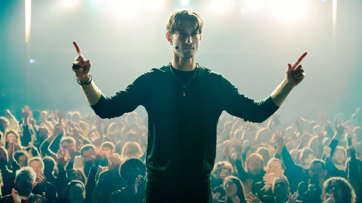 Pierre Niney est Coach Mat dans « Gourou » de Yann Gozlan