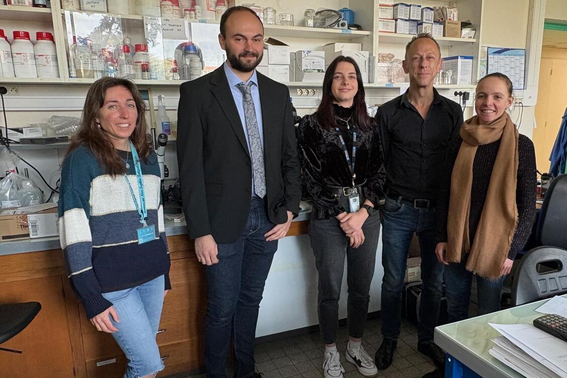 L’équipe de scientifiques à l’origine de cette découverte (de gauche à droite) : Catherine Thouvenin, Arnaud Landra-Willm, Aurore Comont, Guillaume Sandoz, directeur de recherches au CNRS et Marion Bied.
