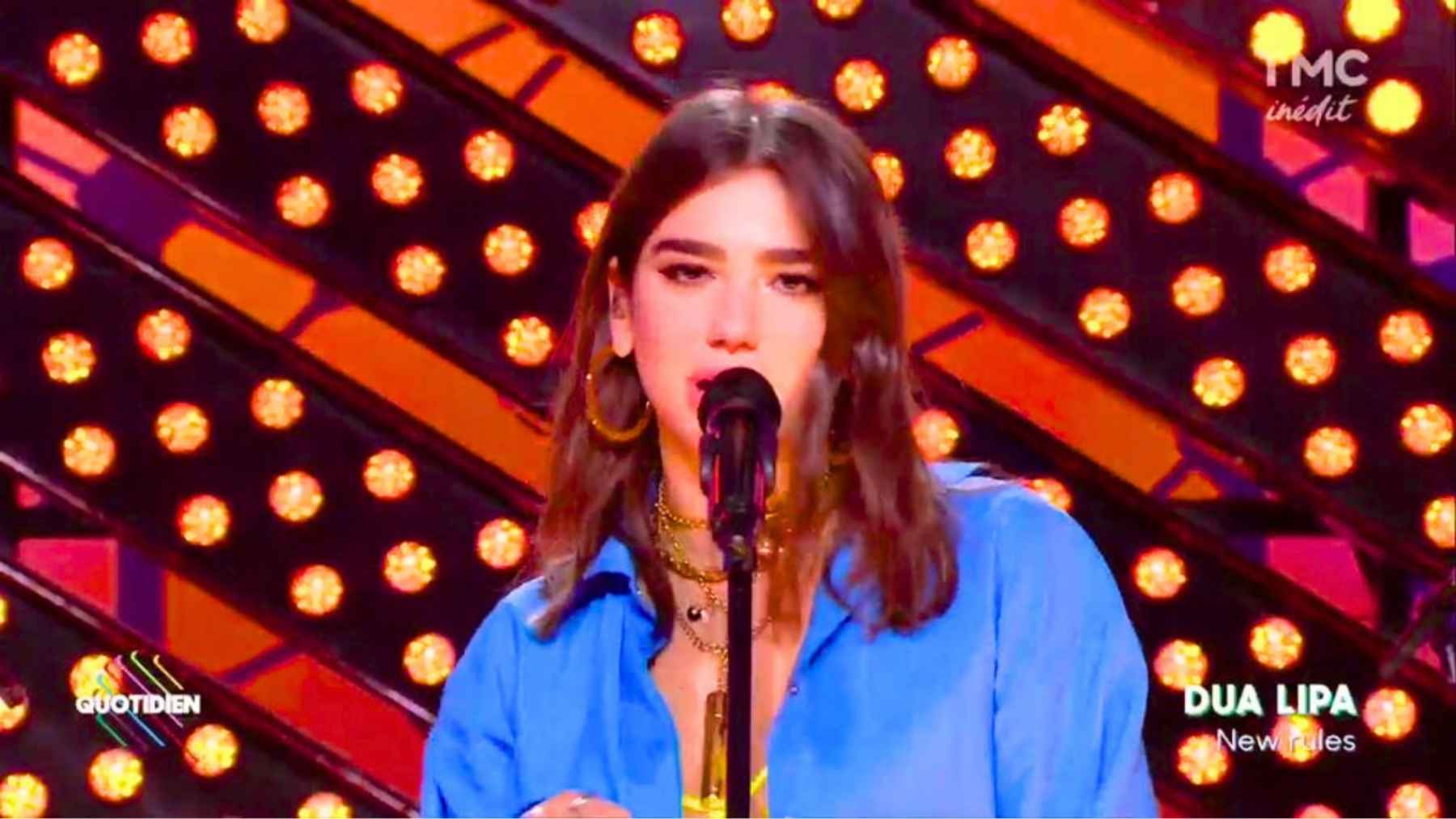 Dua Lipa confirme à Paris la tendance des bottes de yéti en total look denim