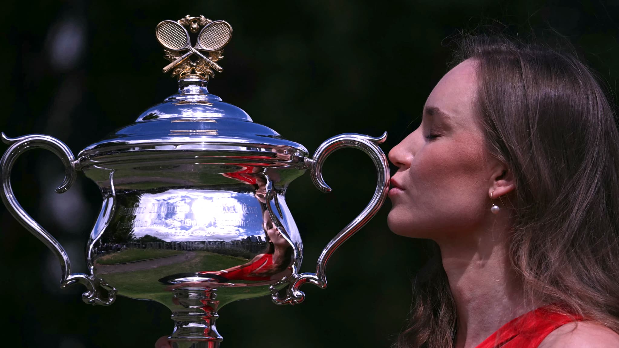 Elena Rybakina savoure son titre à l'Open d'Australie, le 1er février. 