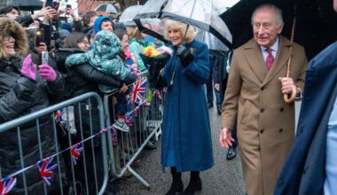 Le couple souverain salue les habitants de Dedham, venus nombreux malgré la pluie.