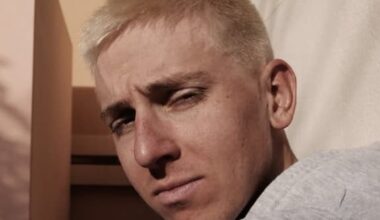 la coupe de cheveux peroxydée de Pogacar en hommage à Eminem
