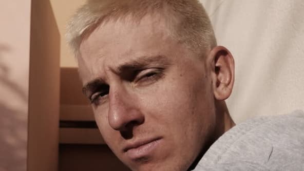 la coupe de cheveux peroxydée de Pogacar en hommage à Eminem