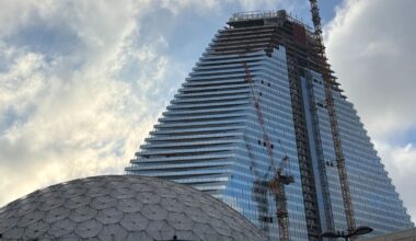 Paris : deux parachutistes sautent depuis le sommet de la tour Triangle