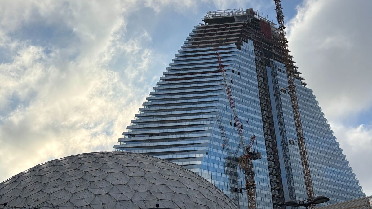 Paris : deux parachutistes sautent depuis le sommet de la tour Triangle