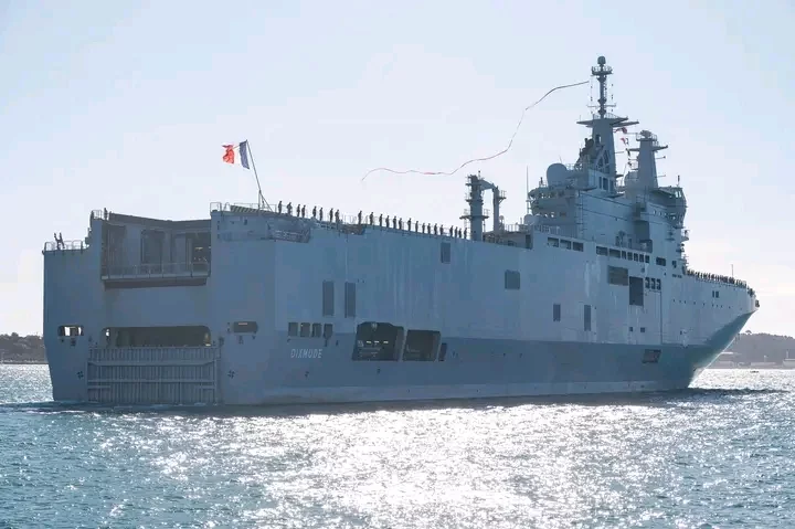 Le porte-hélicoptères Dixmude
