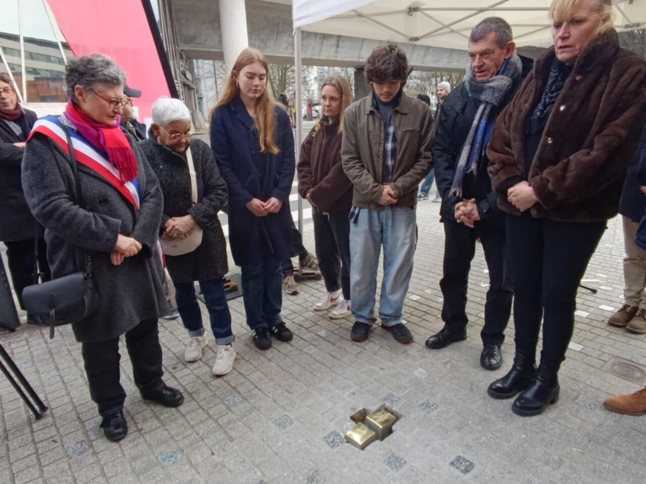 Le réseau Sylvestre Farmer honoré par deux « stolpersteine » à Lille