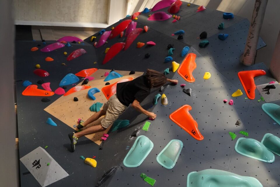 L’escalade de blocs est l’un des sports tendances à Montpellier grâce à son accessibilité immédiate et à son aspect convivial.