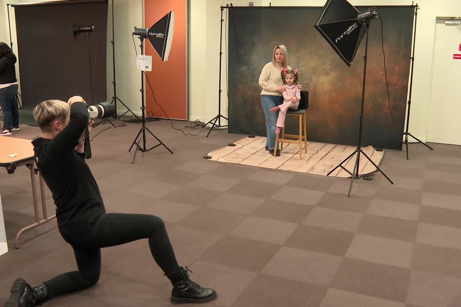 un shooting photo proposé à des femmes bénéficiaires du Secours populaire