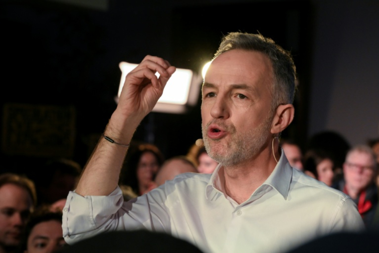Emmanuel Grégoire, candidat de la gauche unie hors LFI à la mairie de Paris, en meeting à La Bellevilloise, dans la capitale, le 14 janvier 2026 ( AFP / Martin LELIEVRE )