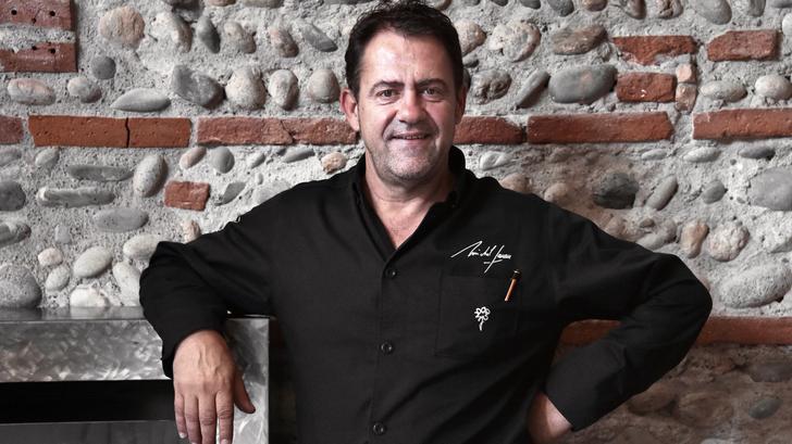 Le chef étoilé et ancien jury de Top Chef Michel Sarran a publié une photo d’un plateau-repas de cantine, déclenchant une polémique sur la qualité des menus scolaires.
