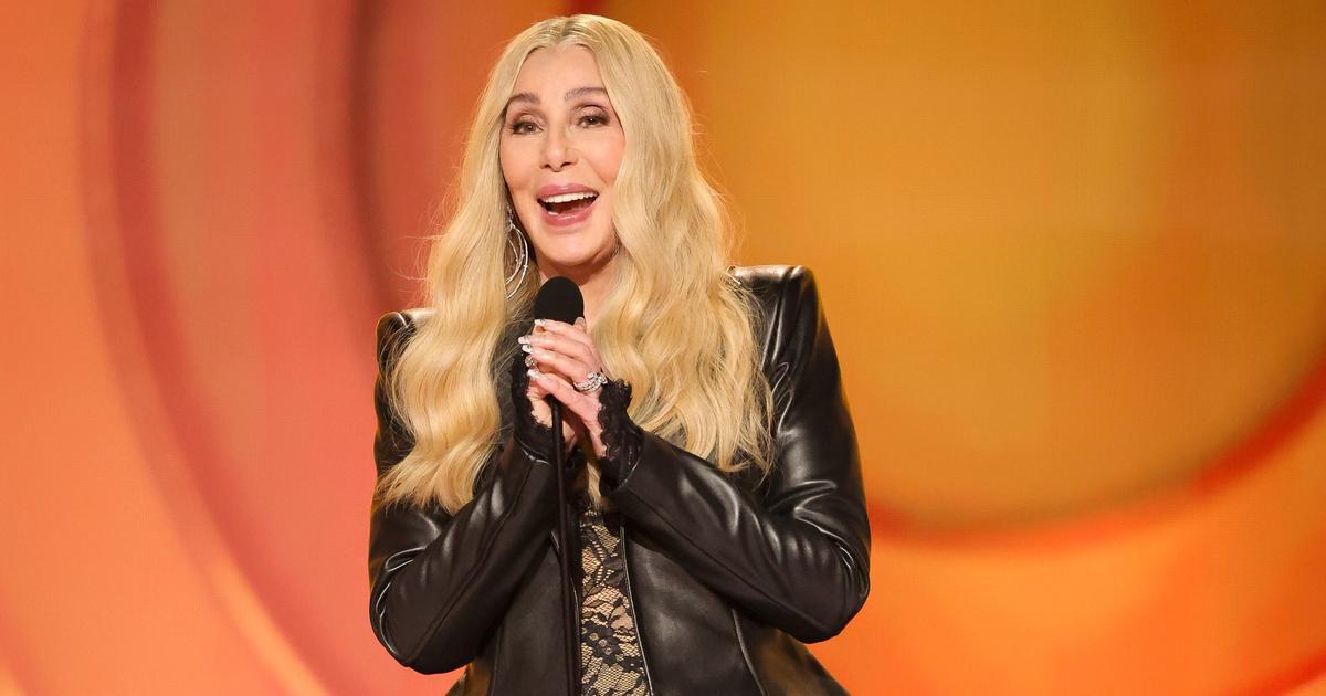 Cher enchaîne les gaffes lors d’une mémorable apparition aux Grammy Awards