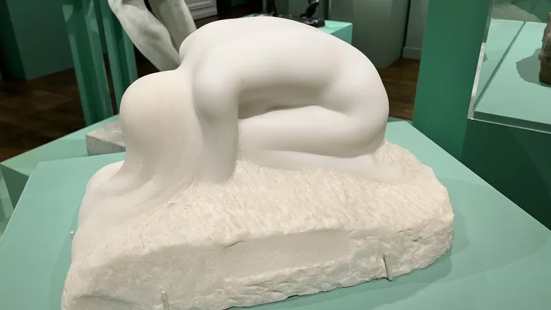 Madeleine Jouvray, Danaïde (premier tiers du 20e siècle,
marbre, collection particulière). Vers 1883, Madeleine Jouvray devient élève et praticienne dans l’atelier d’Auguste Rodin. Vingt-cinq ans après lui, elle exécute à son tour une Danaïde. Les deux œuvres sont présentées dans l'exposition.