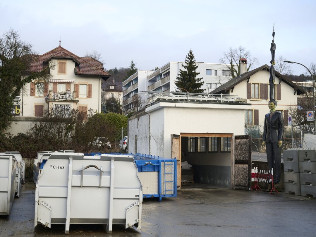 Le nouvel emplacement de la sculpture «Tur Tur», dans l’entrepôt en plain air de Von Arx. Le visage verdi est signe du vieillissement naturel de l'œuvre.