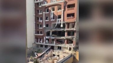 Une partie de la façade d'un immeuble soufflée par l'explosion à Bandar Abbas, en Iran, le 31 janvier 2026