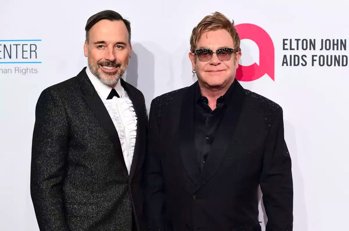 David Furnish (à gauche) a également évoqué un article détaillé publié en 2015 sur des problèmes médicaux qu’a eus Elton John (à droite) à Monaco.
