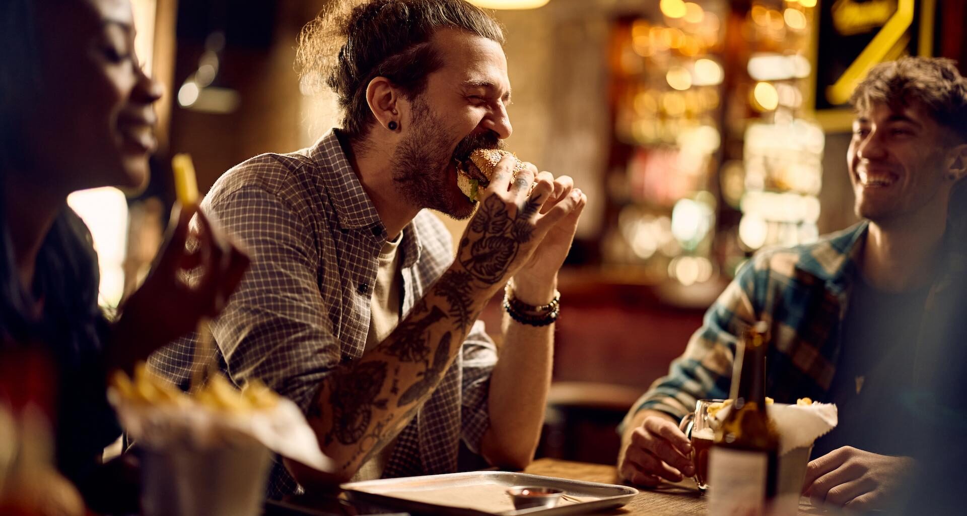 un homme décède après avoir mangé un hamburger. Il souffrait d’une allergie rare depuis peu, sans le savoir