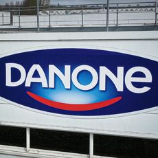 Cette photographie aérienne montre une vue d'un bâtiment de l'industrie Danone, avec le logo de la société sur la façade, à Ferrières-en-Bray, dans le nord de la France, le 29 mars 2023.