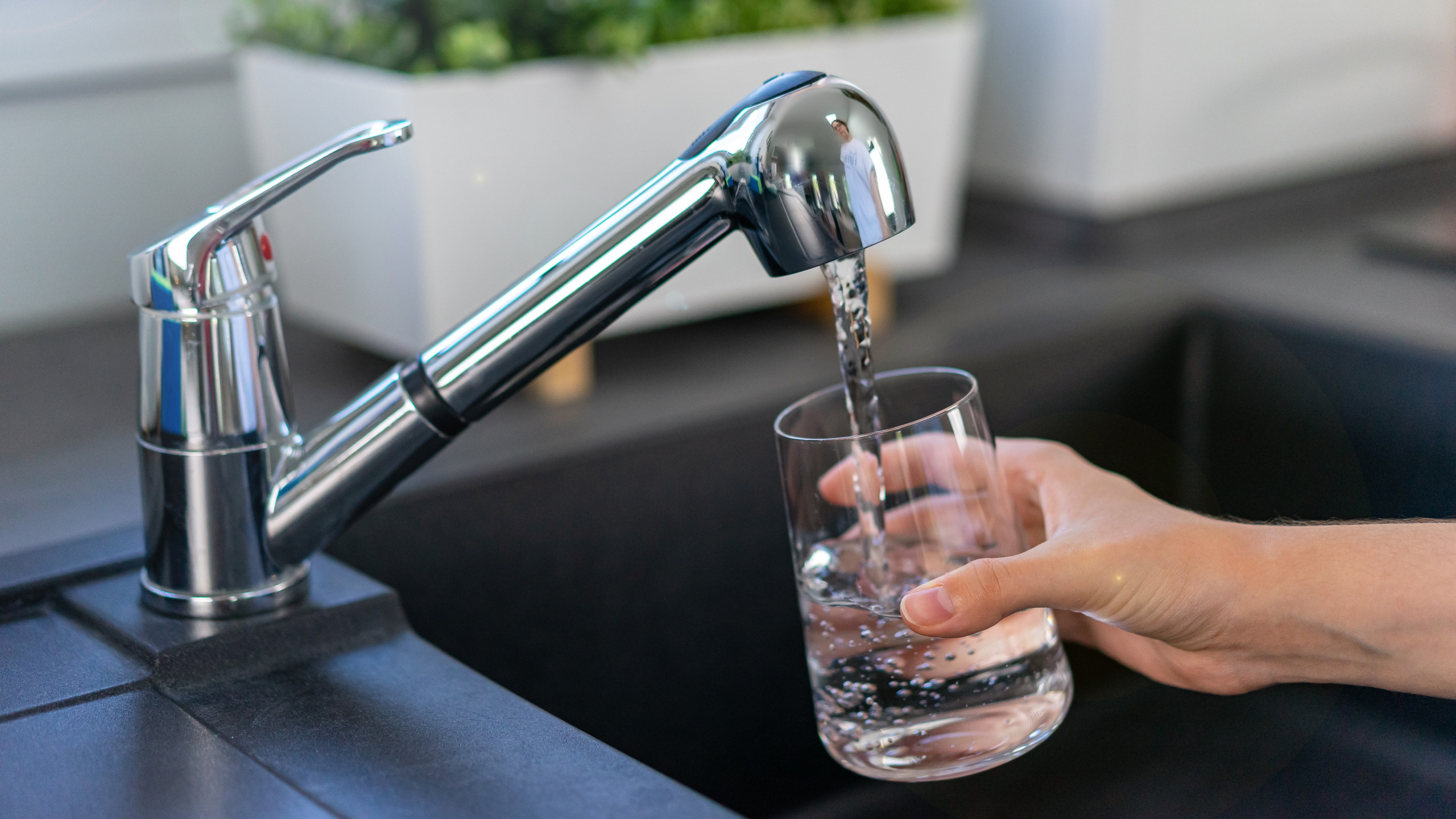 © Shutterstock - Le tribunal administratif de Versailles "annule la procédure" d’un marché d’eau potable en Île-de-France attribué à Suez, après un recours de Veolia.