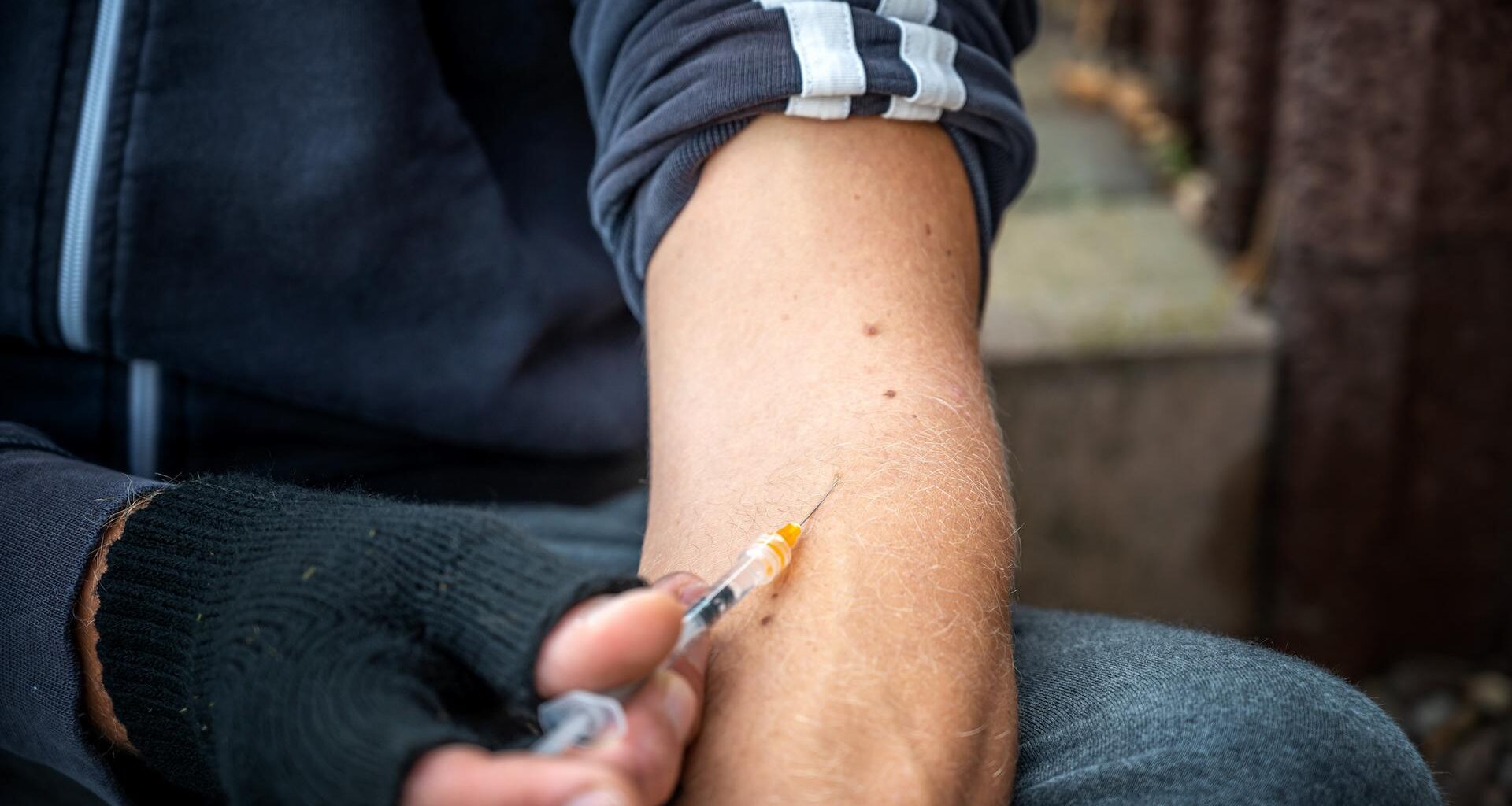 il s'injecte sa propre semence dans le bras pendant 18 mois pour traiter son mal de dos !