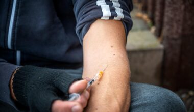 il s'injecte sa propre semence dans le bras pendant 18 mois pour traiter son mal de dos !