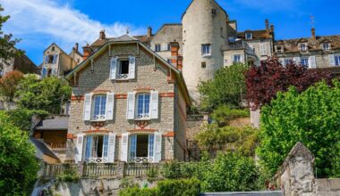 sa maison à Vaucresson entourée d’un vaste jardin