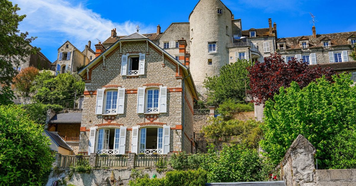 sa maison à Vaucresson entourée d’un vaste jardin
