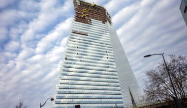 les images du saut en parachute depuis la tour Triangle dans le 15e arrondissement