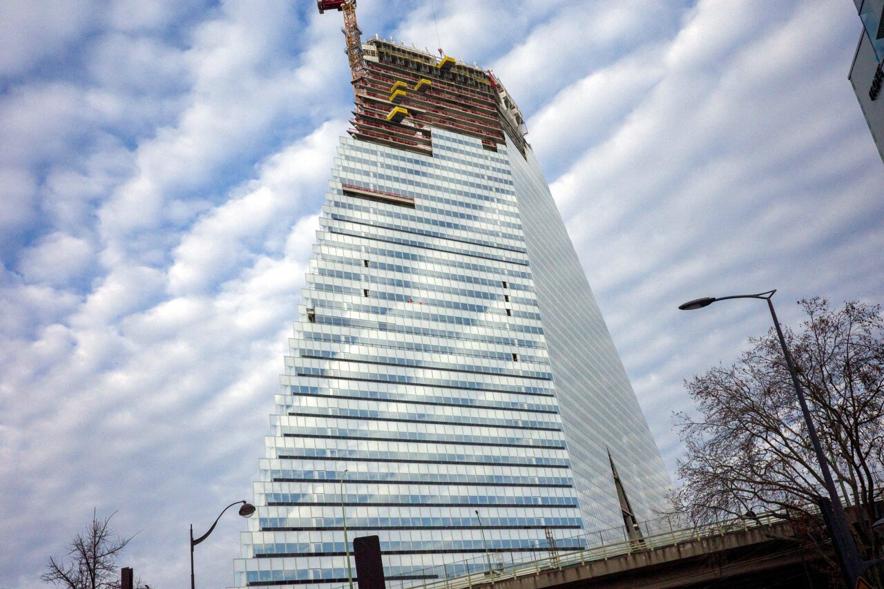 les images du saut en parachute depuis la tour Triangle dans le 15e arrondissement