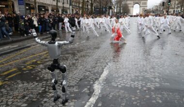 plusieurs milliers de personnes sur les Champs-Elysées pour un défilé inédit