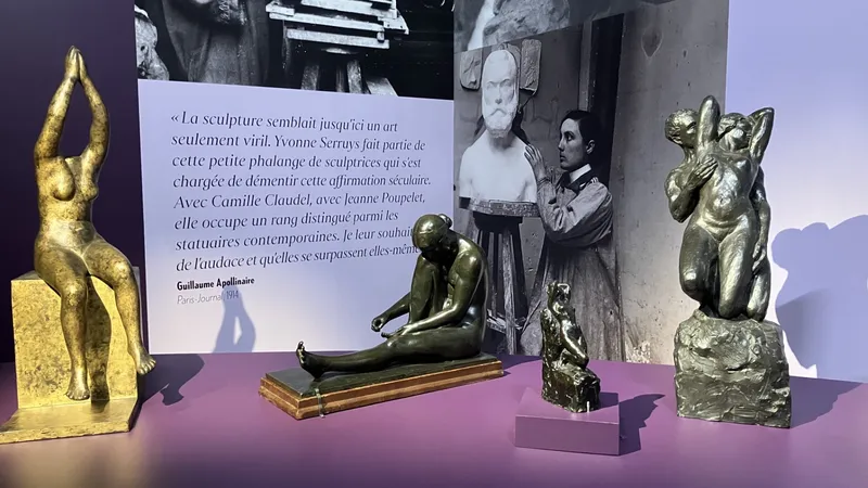 Après son arrivée à Paris en 1880, la jeune Camille Claudel (16 ans) rejoint une scène artistique déjà marquée par la présence de sculptrices.