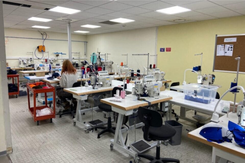 Dans ses 1000 m2 abritant une trentaine de machines (découpe du tissu, assemblage, broderie, piquage-surpiquage, percement des œillets d’aération, etc...), l'entreprise peut produire plus de 70 000 pièces par an