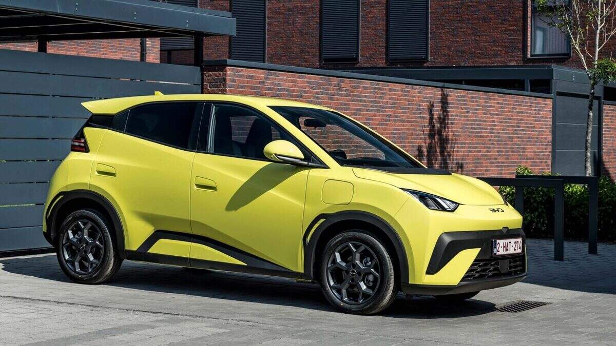 Une voiture de marque BYD.