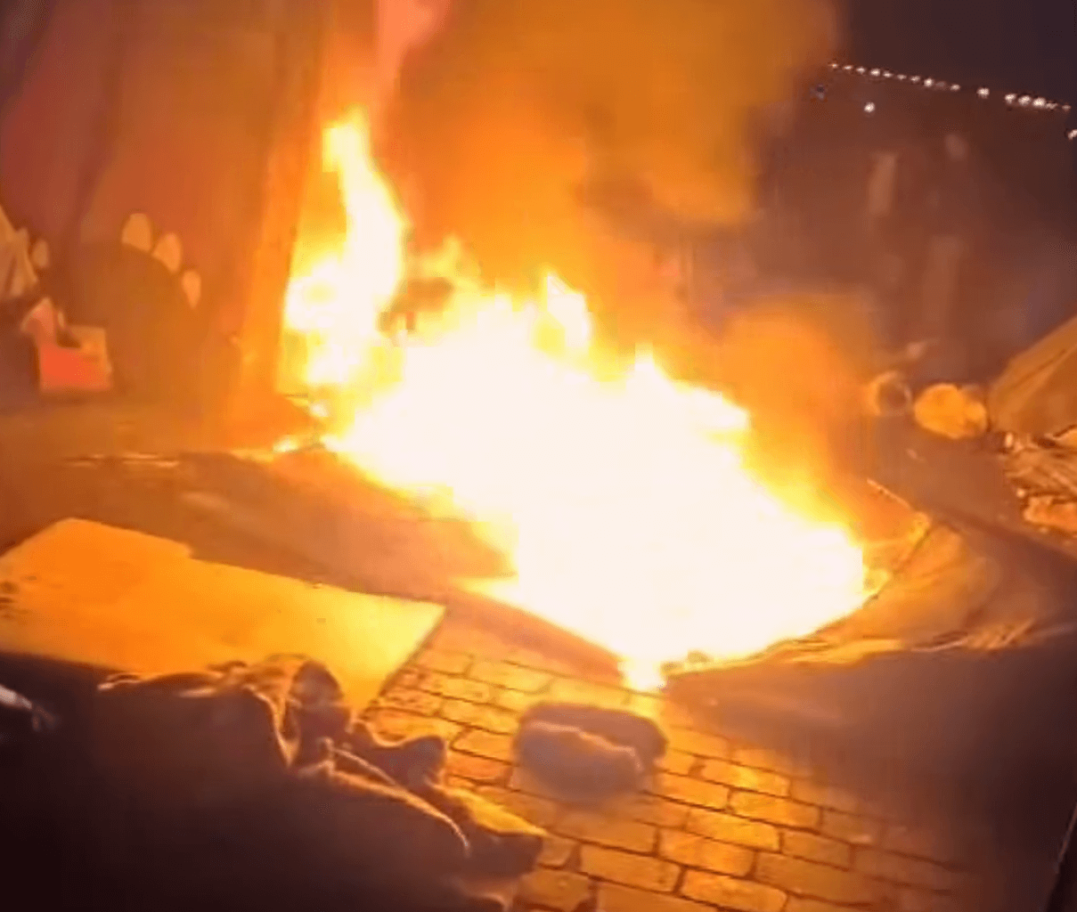 Enquête ouverte sur un incendie dans un campement de migrants à Paris