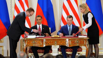 La signature du traité "New Start" par les présidents américain Barack Obama et russe Dmitri Medvedev, le 8 avril 2010 à Prague (JOE KLAMAR / AFP)