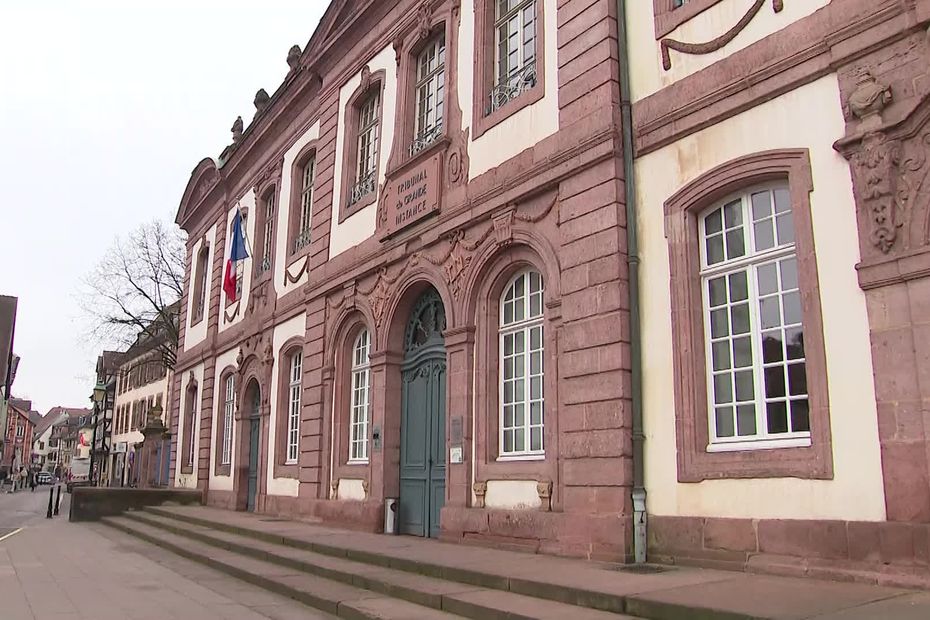 Un ancien professeur jugé pour voyeurisme et agressions sexuelles sur mineures