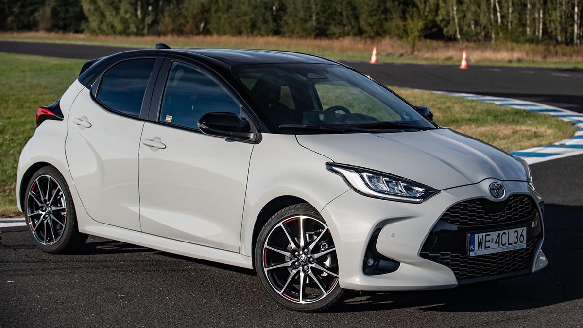 Toyota Yaris Trendy 2026 blanche vue de face avec signature lumineuse LED