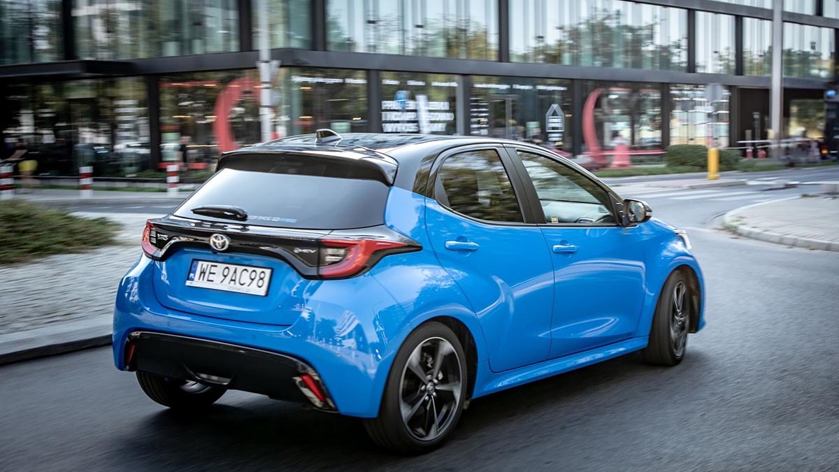 Vue arrière Toyota Yaris Trendy avec feux LED horizontaux et pare-chocs sport