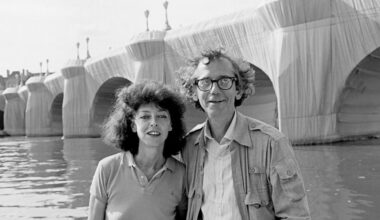 Jeanne-Claude et Christo devant le Pont-Neuf empaqueté en 1985