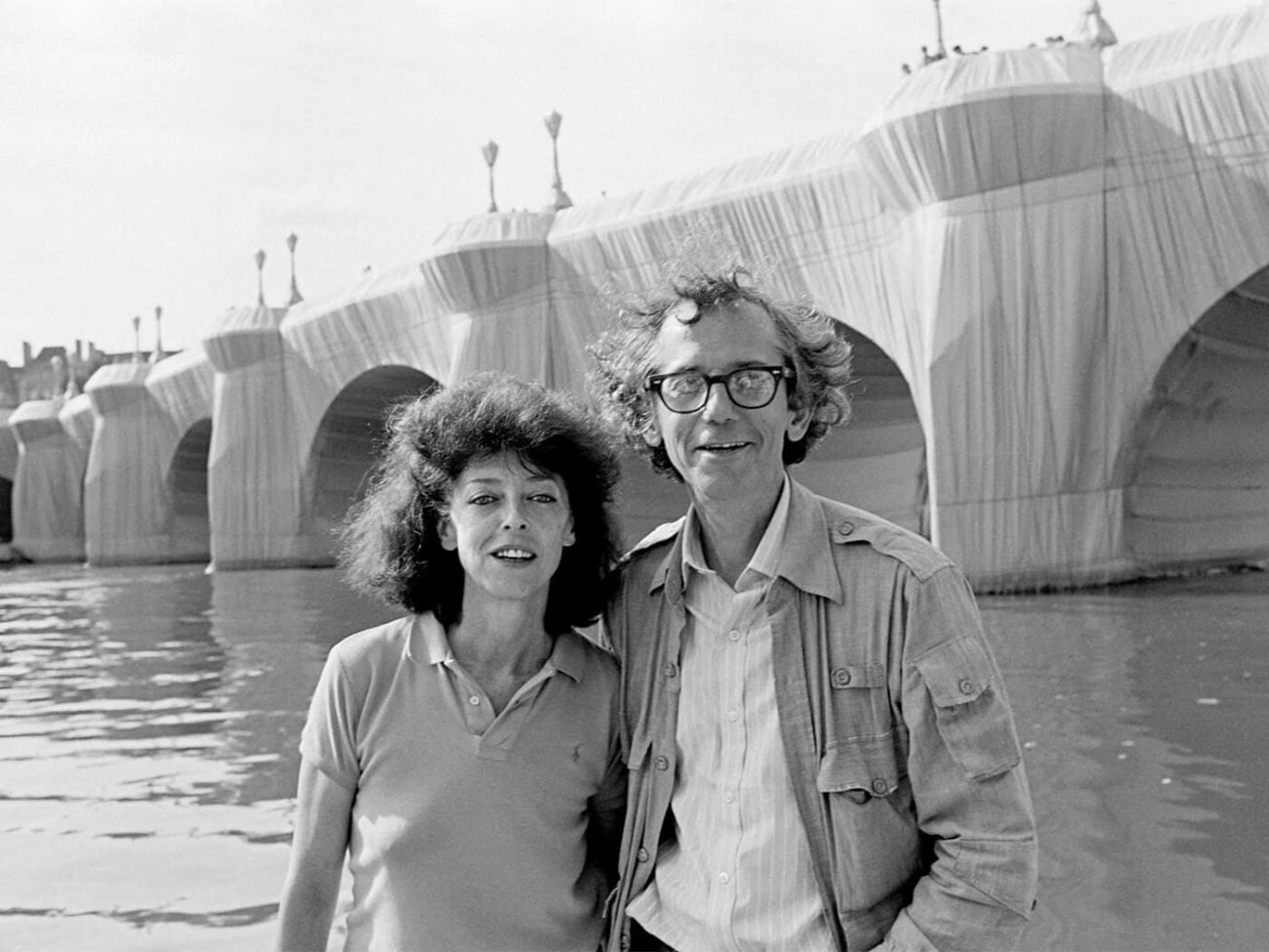 Jeanne-Claude et Christo devant le Pont-Neuf empaqueté en 1985