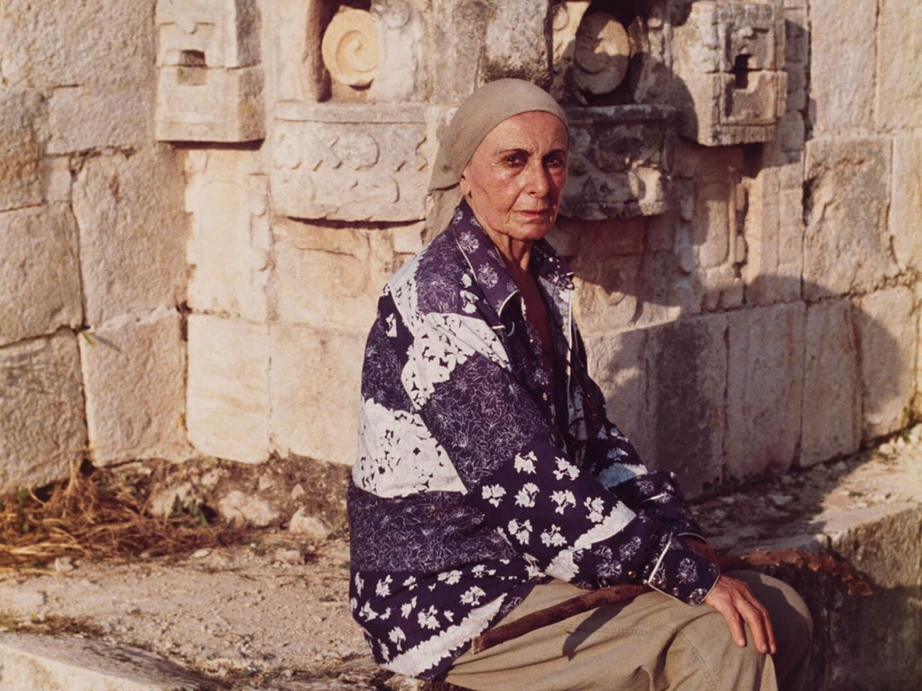Louise Nevelson photographiée par Diana MacKown à Uxmal, Yucatán (détail)