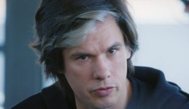 Orelsan : la mèche blanche du rappeur est-elle naturelle ? Il répond face au Papotin