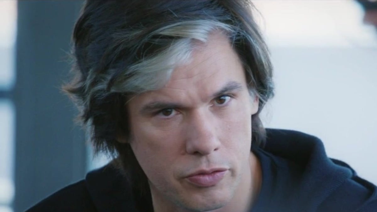 Orelsan : la mèche blanche du rappeur est-elle naturelle ? Il répond face au Papotin