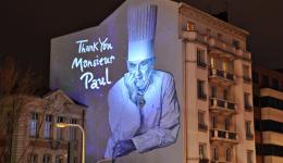 La fresque dédiée à Paul Bocuse en face des Halles de Lyon.